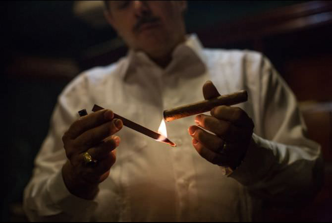 Best way to light a cigar – Cedar Stick vs Matches.